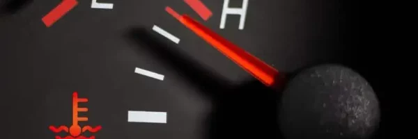Frecce ravvicinate del sensore di temperatura del motore dell'auto
